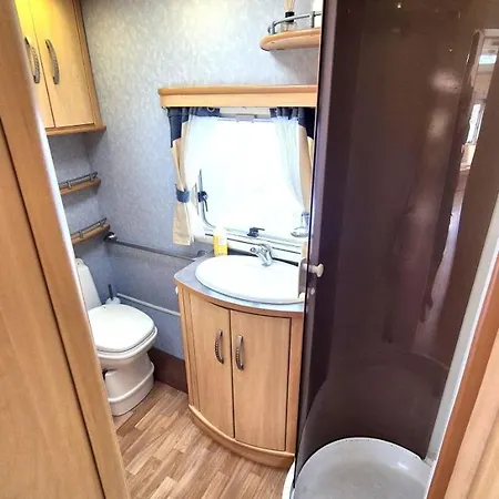 Karavan Na Samote U Lesa *